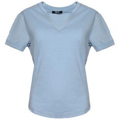 T-shirt w kolorze jasnoniebieskim. Niebieskie t-shirty damskie Pepe Jeans, Mexx, Pierre Cardin, l, bez wzorów, z bawełny, z asymetrycznym kołnierzem. W wyprzedaży za 67,95 zł.