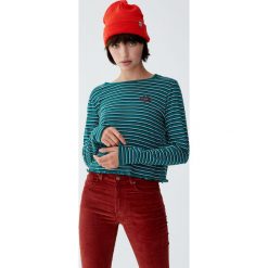 Koszulka basic z haftem. Czarne t-shirty damskie Pull&Bear, z haftami. Za 39,90 zł.