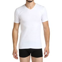 T-shirt w kolorze białym. Białe t-shirty męskie Pierre Cardin, s, bez wzorów, bez kołnierzyka. W wyprzedaży za 49,95 zł.