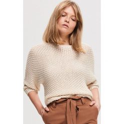 Sweter z luźnym splotem - Kremowy. Białe swetry damskie Reserved, s, bez wzorów, ze splotem, bez rękawów, bez kaptura. W wyprzedaży za 49,99 zł.