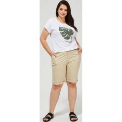 Bawełniane szorty z paskiem. Pomarańczowe szorty damskie Moodo, plus size, w paski, z elastanu. Za 69,99 zł.