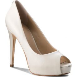 Szpilki GUESS - FLH124 LEA07 SNOW. Białe półbuty damskie marki Guess, z aplikacjami, ze skóry, z otwartym noskiem, bez obcasa, na obcasie, bez zapięcia. W wyprzedaży za 369,00 zł.