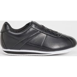 Sportowe buty - Czarny. Czarne buty sportowe damskie Sinsay, bez wzorów, sportowe. Za 79,99 zł.