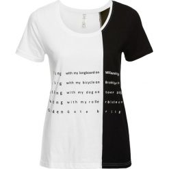 T-shirt bonprix biało-czarny. Białe bluzki damskie marki bonprix, z napisami. Za 34,99 zł.