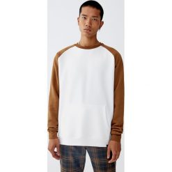 Bluza z kontrastowymi rękawami raglanowymi. Czerwone bluzy męskie Pull&Bear, m, bez wzorów, z kontrastowym kołnierzykiem, bez rękawów, bez kaptura. Za 69,90 zł.