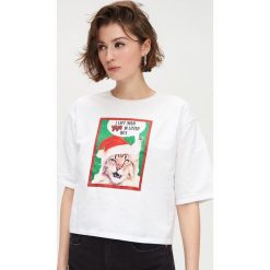 Świąteczna koszulka z kotem - Biały. Białe koszulki damskie Cropp, s, bez wzorów, wizytowe, bez kołnierzyka, bez rękawów. Za 49,99 zł.