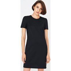 Simple - Sukienka. Czarne sukienki damskie dzianinowe marki Simple, eleganckie, z okrągłym kołnierzem, z krótkim rękawem, mini, proste. Za 679,90 zł.