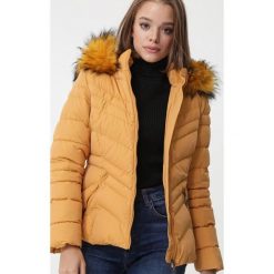 Żółta Kurtka Birches. Żółte kurtki damskie Born2be, na zimę, s, bez wzorów, z futra, długie. Za 239,99 zł.