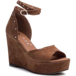 Sandały NESSI - 19533 Camel W. Pomarańczowe klapki damskie Nessi, z aplikacjami, ze skóry, bez obcasa, na obcasie. W wyprzedaży za 219,00 zł.