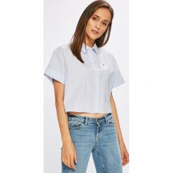 Tommy Jeans - Koszula DW0DW04502. Niebieskie koszule jeansowe damskie marki Tommy Jeans, s, w paski, klasyczne, z klasycznym kołnierzykiem, z krótkim rękawem. W wyprzedaży za 179,90 zł.