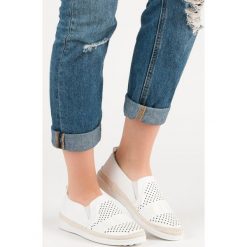 AŻUROWE TRAMPKI SLIP ON. Białe trampki i tenisówki damskie marki Merg, bez wzorów, bez zapięcia. Za 40,90 zł.
