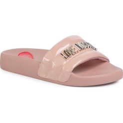 Klapki LOVE MOSCHINO - JA28022G1AID0601 Cipria. Różowe klapki damskie Love Moschino, bez wzorów, ze skóry ekologicznej, bez obcasa. Za 449,00 zł.