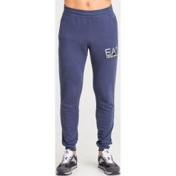 SPODNIE DRESOWE EA7 Emporio Armani. Niebieskie spodnie męskie m, z nadrukiem, z bawełny. Za 233,40 zł.