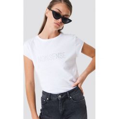 T-shirty damskie: NA-KD T-shirt z błyszczącym napisem Nonsense - White