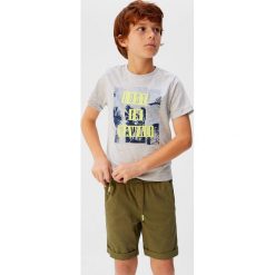 Mango Kids - T-shirt dziecięcy Lost 110-164 cm. Szare t-shirty chłopięce Mango Kids, z nadrukiem, z bawełny, bez rękawów. W wyprzedaży za 29,90 zł.