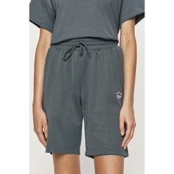 Adidas Originals - Szorty. Niebieskie spodenki sportowe damskie adidas Originals, bez wzorów, z bawełny, sportowe. Za 159,90 zł.