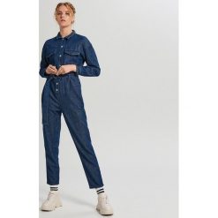Jeansowy kombinezon - Granatowy. Niebieskie kombinezony damskie Cropp, bez wzorów, z jeansu, bez kołnierzyka, bez rękawów. Za 189,99 zł.