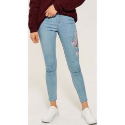 Jeansy skinny z kwiatowym haftem - Niebieski. Niebieskie rurki damskie House, z haftami, z jeansu. Za 69,99 zł.