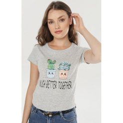 Jasnoszary T-shirt Saloronis. Szare bluzki damskie Born2be, s, bez wzorów, bez kołnierzyka, bez rękawów. W wyprzedaży za 34,99 zł.