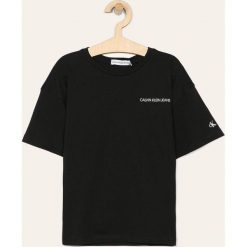 Calvin Klein Jeans - T-shirt dziecięcy 140-176 cm. Czarne bluzki dziewczęce Calvin Klein Jeans, z nadrukiem, z bawełny, z okrągłym kołnierzem, z krótkim rękawem, krótkie, bez kaptura. Za 119,90 zł.
