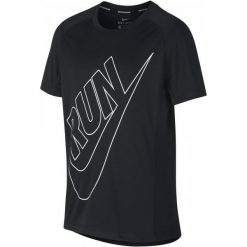 Nike Koszulka B Nk Dry Top Ss Miler Gfx Black M. Czarne t-shirty chłopięce marki Nike, z tkaniny. Za 105,00 zł.