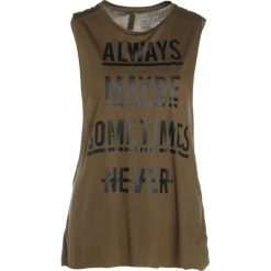 Reebok MUSCLE Top armygreen. Brązowe topy sportowe damskie marki Reebok, xl, z materiału. W wyprzedaży za 126,65 zł.