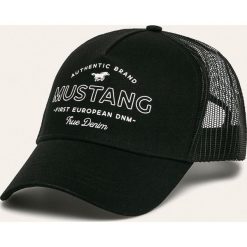 Mustang - Czapka. Czarne czapki męskie Mustang, z nadrukiem, z bawełny. W wyprzedaży za 59,90 zł.