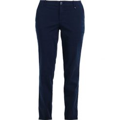Jeansy damskie: Tommy Jeans ESSENTIAL MID RISE Chinosy black iris