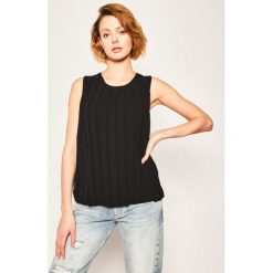 Top Calvin Klein Pleat Detail K20K201947. Brązowe bluzki damskie Calvin Klein, bez wzorów, polo, bez rękawów. W wyprzedaży za 169,00 zł.