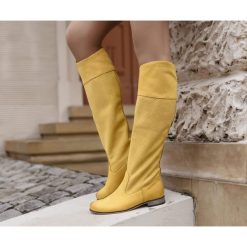 Wsuwane kozaki z dziurkowaną cholewką - skóra naturalna - model 124 - kolor żółty. Żółte kozaki damskie Zapato, na lato, z jeansu, eleganckie, na wysokim obcasie, na płaskiej podeszwie, bez zapięcia. W wyprzedaży za 391,20 zł.