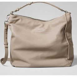 Skórzana torebka w kolorze beżowym - 40 x 36 x 15 cm. Torebki klasyczne damskie Marc O'Polo Accessoires, w paski, z materiału. W wyprzedaży za 591,95 zł.