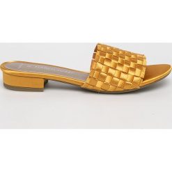 Marco Tozzi - Klapki. Klapki damskie Marco Tozzi, bez wzorów, z materiału, bez obcasa, na obcasie. W wyprzedaży za 89,90 zł.