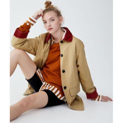 Beżowa kurtka worker ze sztruksowym kołnierzem. Brązowe kurtki damskie marki Pull&Bear, ze sztruksu. Za 199,00 zł.