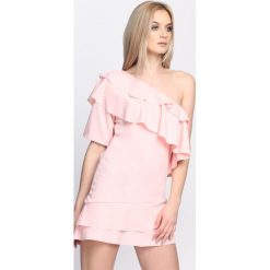 Jasnoróżowa Sukienka Whatever. Szare sukienki damskie Born2be, na lato, s, bez wzorów, z podwójnym kołnierzykiem, bez rękawów, mini, asymetryczne. Za 59,99 zł.