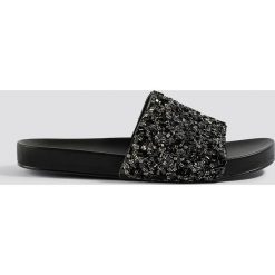 NA-KD Shoes Błyszczące klapki - Black. Czarne klapki damskie NA-KD Shoes. Za 121,95 zł.