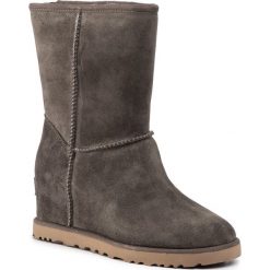 Buty UGG - W Classic Femme Short 1104611 Sla. Szare kozaki damskie Ugg, z wełny, na niskim obcasie, bez zapięcia. Za 899,00 zł.