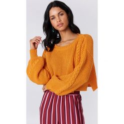 NA-KD Krótki sweter ze ściegiem warkoczowym - Orange. Pomarańczowe swetry klasyczne damskie marki NA-KD. Za 141,95 zł.