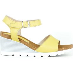 Sandałki na koturnie - skóra naturalna - model 346 - kolor bananowy. Żółte sandały damskie Zapato, bez wzorów, ze skóry, bez obcasa, na koturnie, bez zapięcia. W wyprzedaży za 149,00 zł.