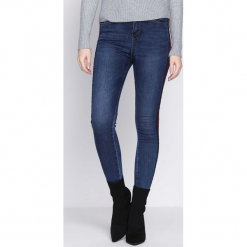 Ciemnoniebieskie Jeansy Gotta Be You. Niebieskie boyfriendy damskie Born2be. Za 89,99 zł.