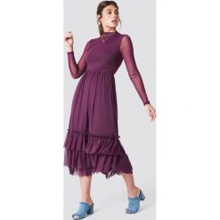 NA-KD Boho Siateczkowa sukienka z falbanką - Purple. Fioletowe sukienki damskie marki NA-KD Boho, bez wzorów, boho, ze stójką, z długim rękawem, długie. W wyprzedaży za 97,18 zł.