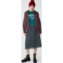 Krótka koszulka z napisem Greatbay. Koszulki damskie Pull&Bear, z napisami, bez kołnierzyka, z krótkim rękawem. Za 49,90 zł.