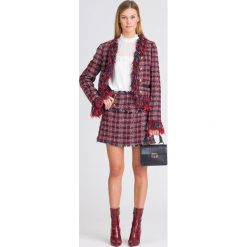 ELEGANCKA STYLIZACJA. Czerwone bluzki damskie s, z aplikacjami, z dzianiny, eleganckie, z klasycznym kołnierzykiem, z krótkim rękawem. W wyprzedaży za 3638,50 zł.