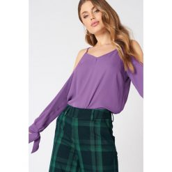 NA-KD Top z wycięciami na ramionach - Purple. Fioletowe topy damskie NA-KD, bez wzorów, z poliesteru, bez kołnierzyka. W wyprzedaży za 30,28 zł.