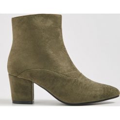 Botki za kostkę - Khaki. Brązowe botki damskie Sinsay, za kostkę, bez obcasa, bez zapięcia. Za 99,99 zł.