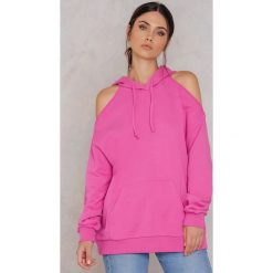 Bluzy damskie: NA-KD Bluza z kapturem i wycięciami na ramionach – Pink