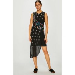 Desigual - Sukienka. Czarne sukienki damskie Desigual, na co dzień, s, z haftami, z poliesteru, casualowe, z okrągłym kołnierzem, bez rękawów, mini, asymetryczne. W wyprzedaży za 499,90 zł.