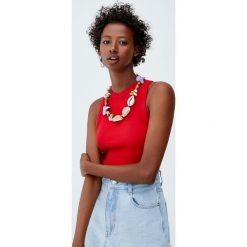 Gładki top basic z dekoltem halter. Czerwone koszulki damskie Pull&Bear, bez wzorów, bez kołnierzyka, bez rękawów. Za 29,90 zł.
