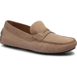 Mokasyny BOSS - Driver 50403068 10208864 01 Medium Brown 215. Pomarańczowe mokasyny męskie Boss, na co dzień, z aplikacjami, ze skóry, bez zapięcia. W wyprzedaży za 619,00 zł.