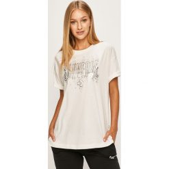 Converse - T-shirt. Białe bluzki damskie Converse, s, z nadrukiem, z bawełny, z okrągłym kołnierzem. W wyprzedaży za 99,90 zł.
