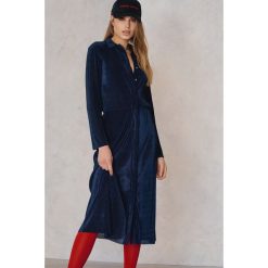 Qontrast X NA-KD Koszulowa plisowana sukienka - Blue. Niebieskie sukienki damskie Qontrast x NA-KD, bez wzorów, z poliesteru, z koszulowym kołnierzykiem, bez rękawów, maxi, koszulowe. W wyprzedaży za 72,88 zł.